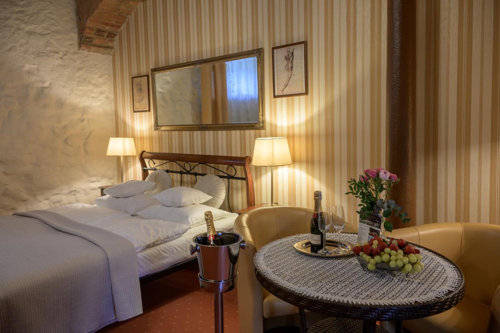 Zabi Dwor - Hotel - Restauracja - Spa Зелёна-Гура Экстерьер фото