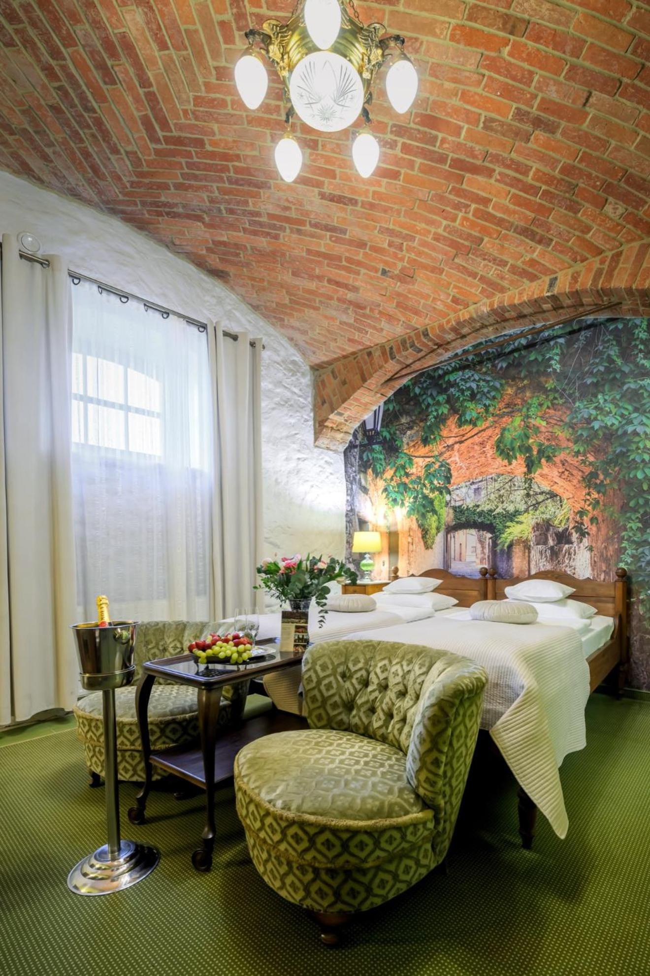 Zabi Dwor - Hotel - Restauracja - Spa Зелёна-Гура Экстерьер фото